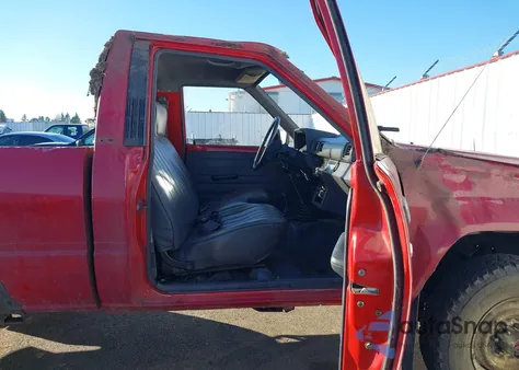 1987 Toyota Pickup Rn63 Std z USA, uszkodzony, nr VIN JT4RN63R0H0131270
